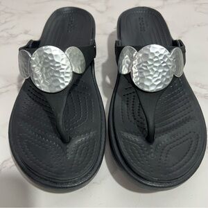 NWOB Crocs Sanrah Black Hammered Silver Tone Embellished Comfort Sandal - 6‎